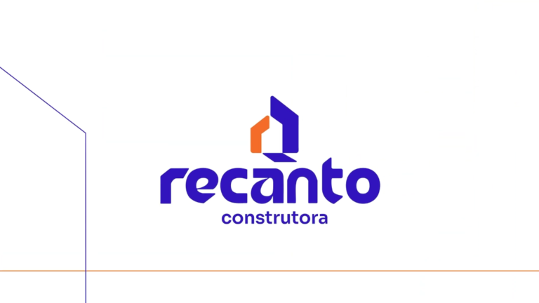 Logo da Recanto Construtora em fundo branco, último quadro do vídeo institucional